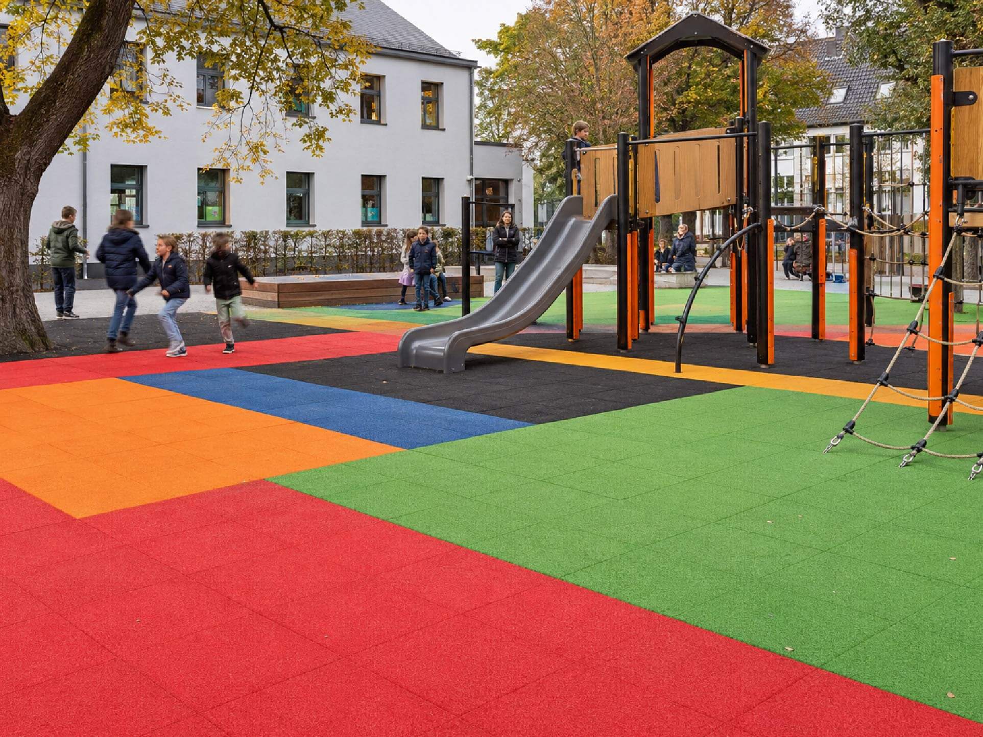 Bunter Spielplatz mit Fallschutzplatten im Herbst