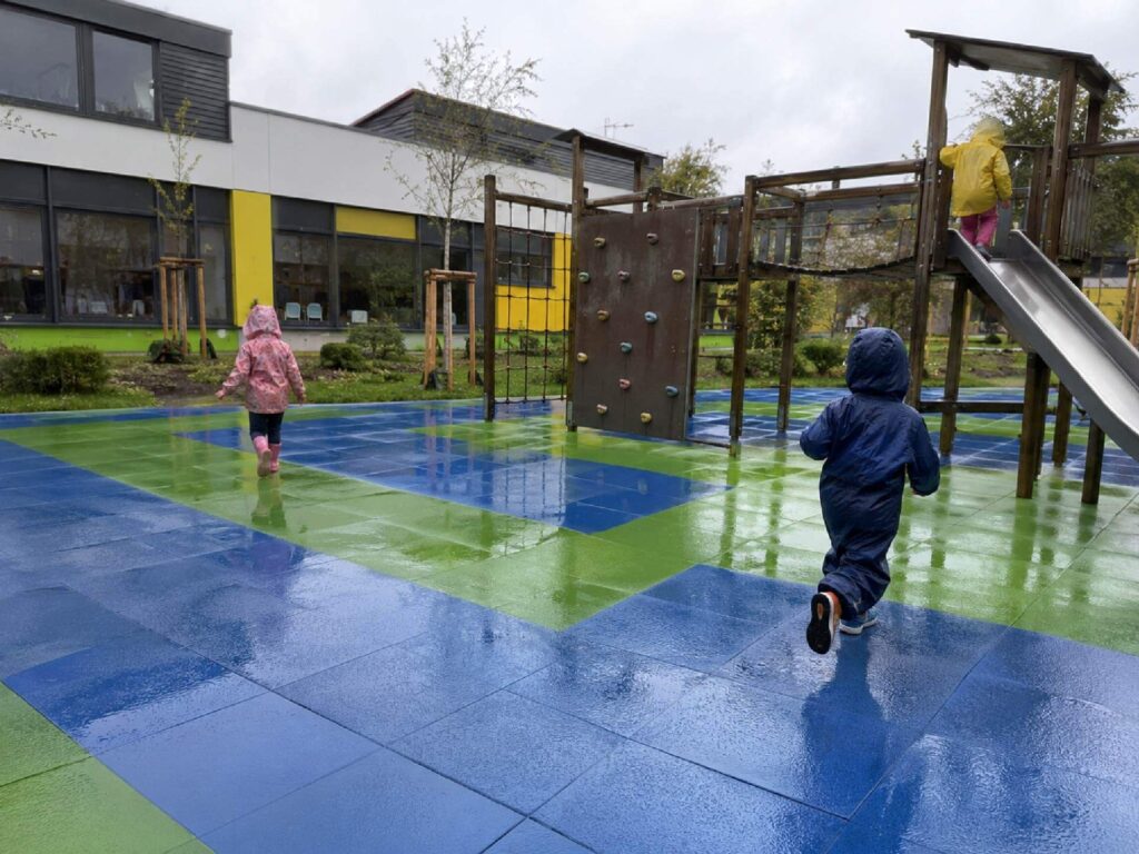 Spielplatz im Regen