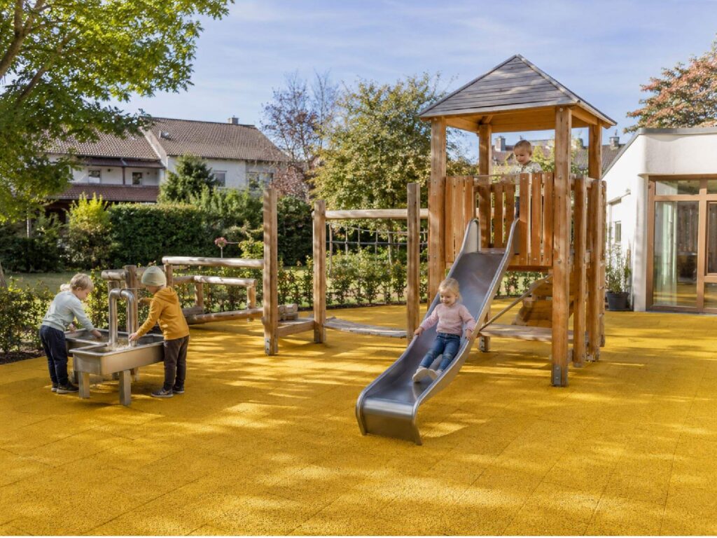Spielplatz mit Fallschutzplatten im Garten