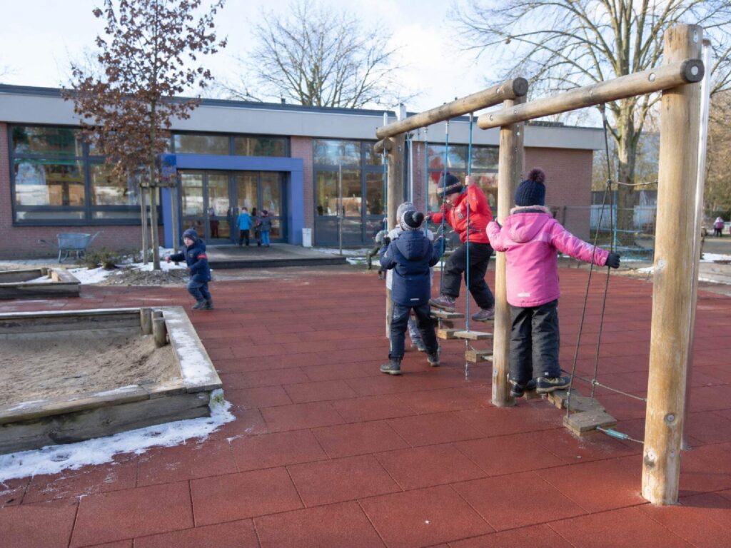 Spielplatz im Winter mit Fallschutzplatten